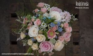 Ramo de novia de rosas y flores silvestres