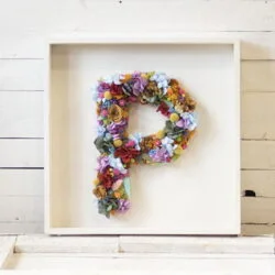 Letra de flores secas en marco 40x40 cm