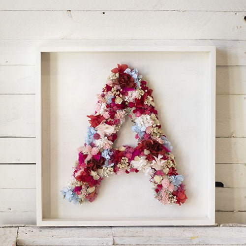 M, letra de flores secas en marco de madera - Andrómeda