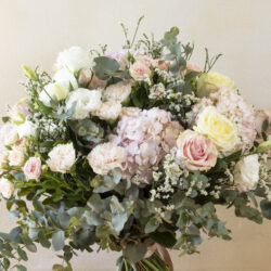 Fleurs, ramo variado con hortensias y rosas. Tamaño L