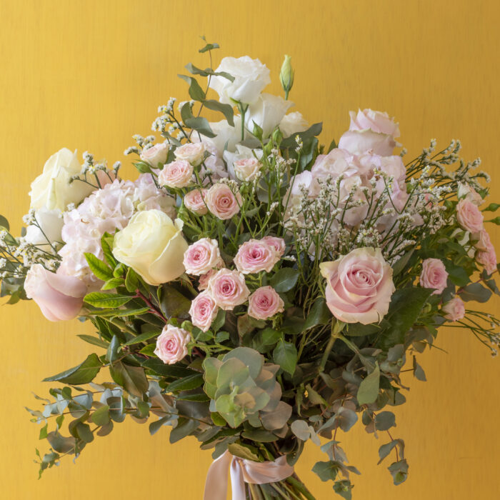 Fleurs, ramo variado con hortensias y rosas. Tamaño M